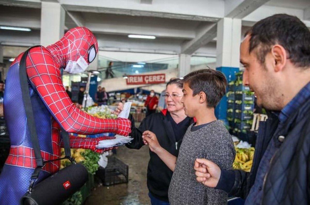 Antalya'da 'Örümcek Adam' bu kez yaşlılar için ortaya çıktı