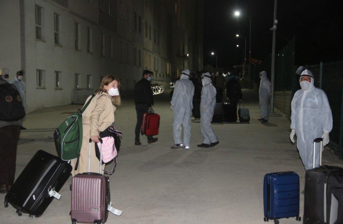 İngiltere'ye turist olarak gidenler, döndü