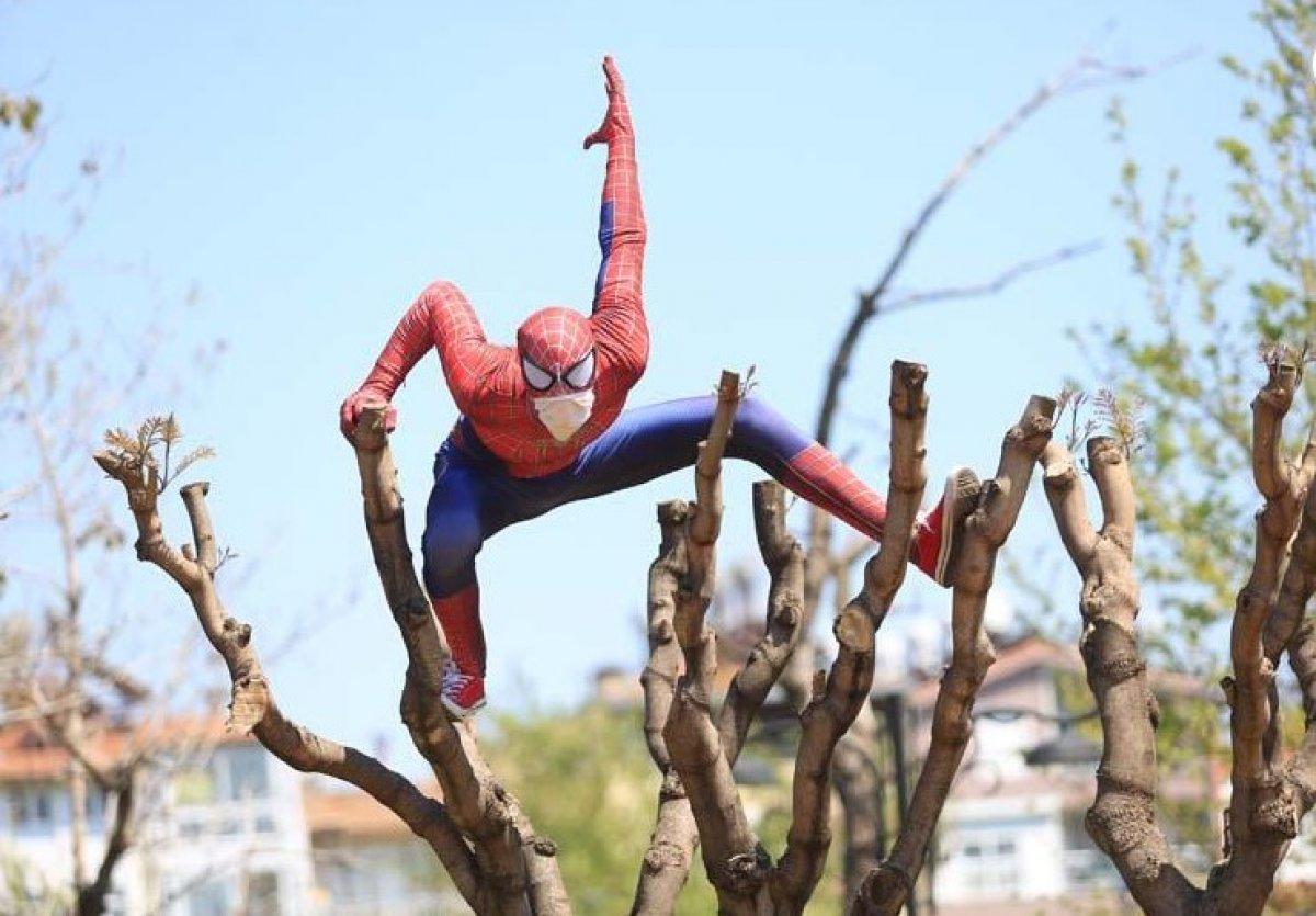 Antalya'da 'Örümcek Adam' bu kez yaşlılar için ortaya çıktı