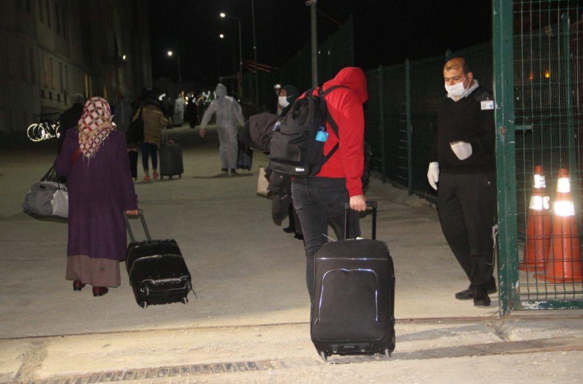 İngiltere'ye turist olarak gidenler, döndü