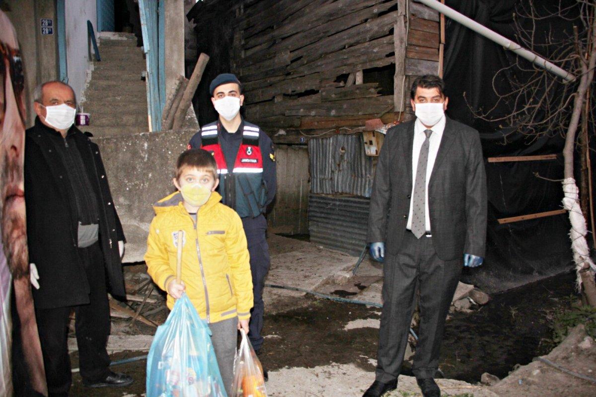 Evden çıkamayan çocuk, yasal hakkım diyerek cips istedi