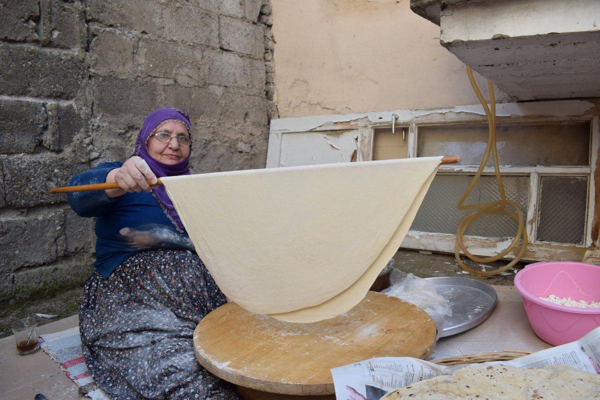 Evde sokağa çıkma yasağına hazırlandılar, ekmek pişirdiler