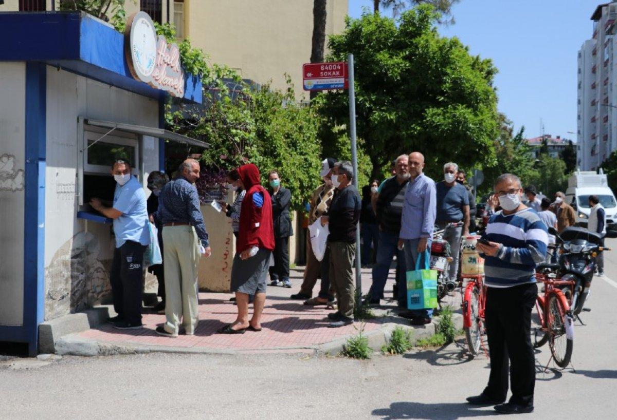 Sokağa çıkma yasağından önce Adana'da kuyruk