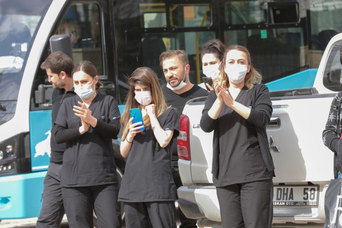 Evde kalanlar için sanatçılar söyledi, sağlıkçılar oynadı