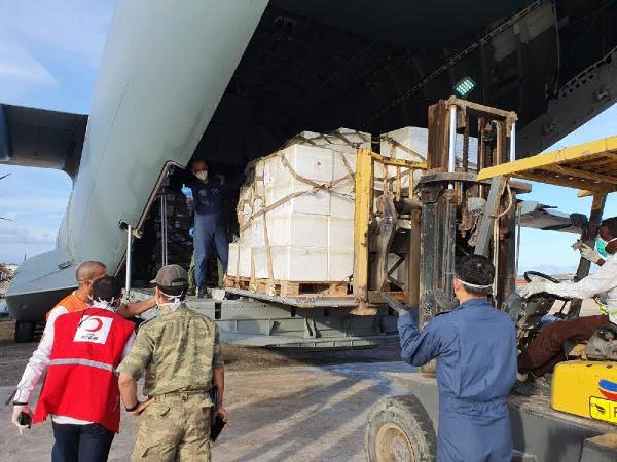 Somali'ye yardım malzemeleri ulaştı, memurun cenazesi alındı