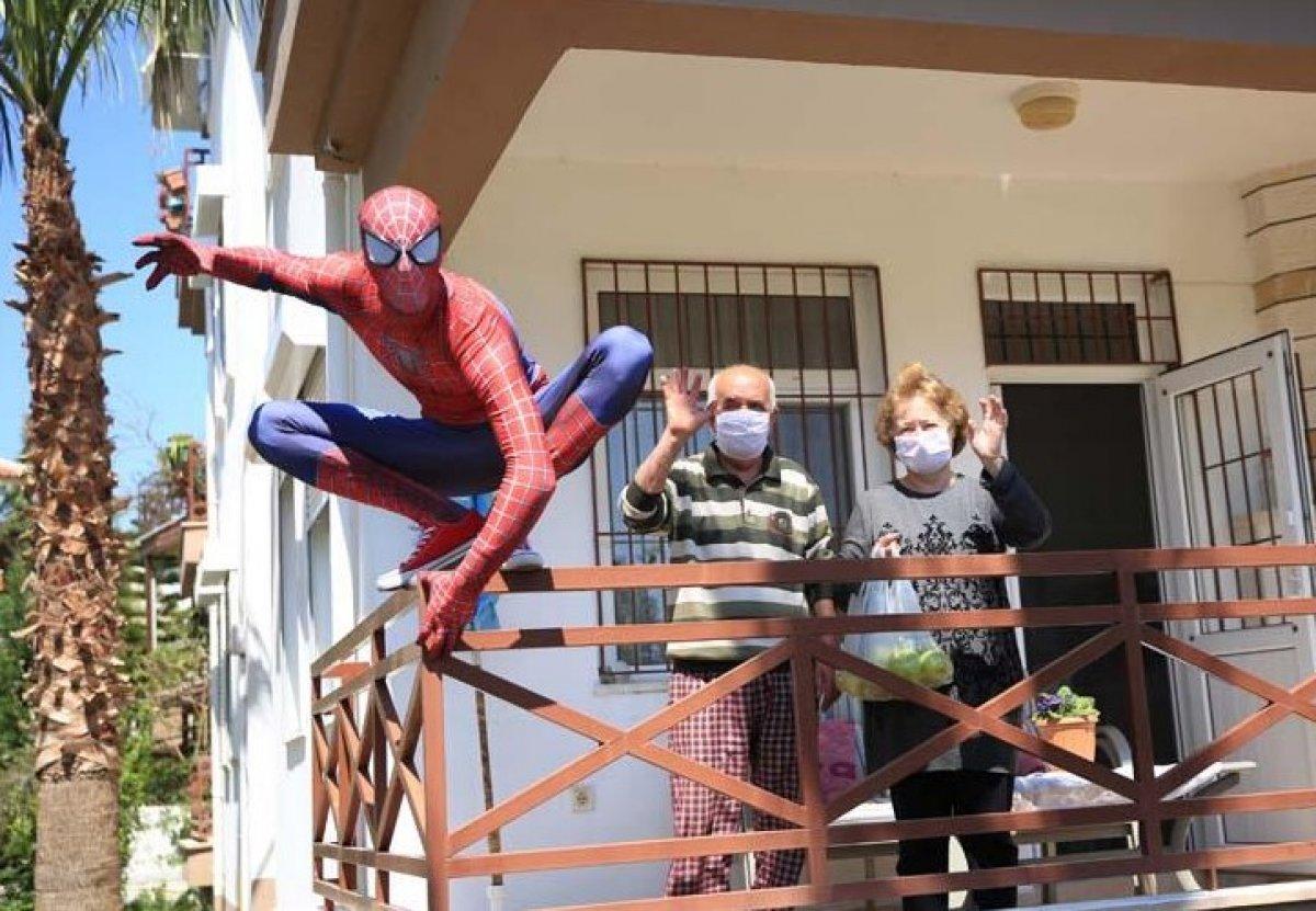 Antalya'da 'Örümcek Adam' bu kez yaşlılar için ortaya çıktı