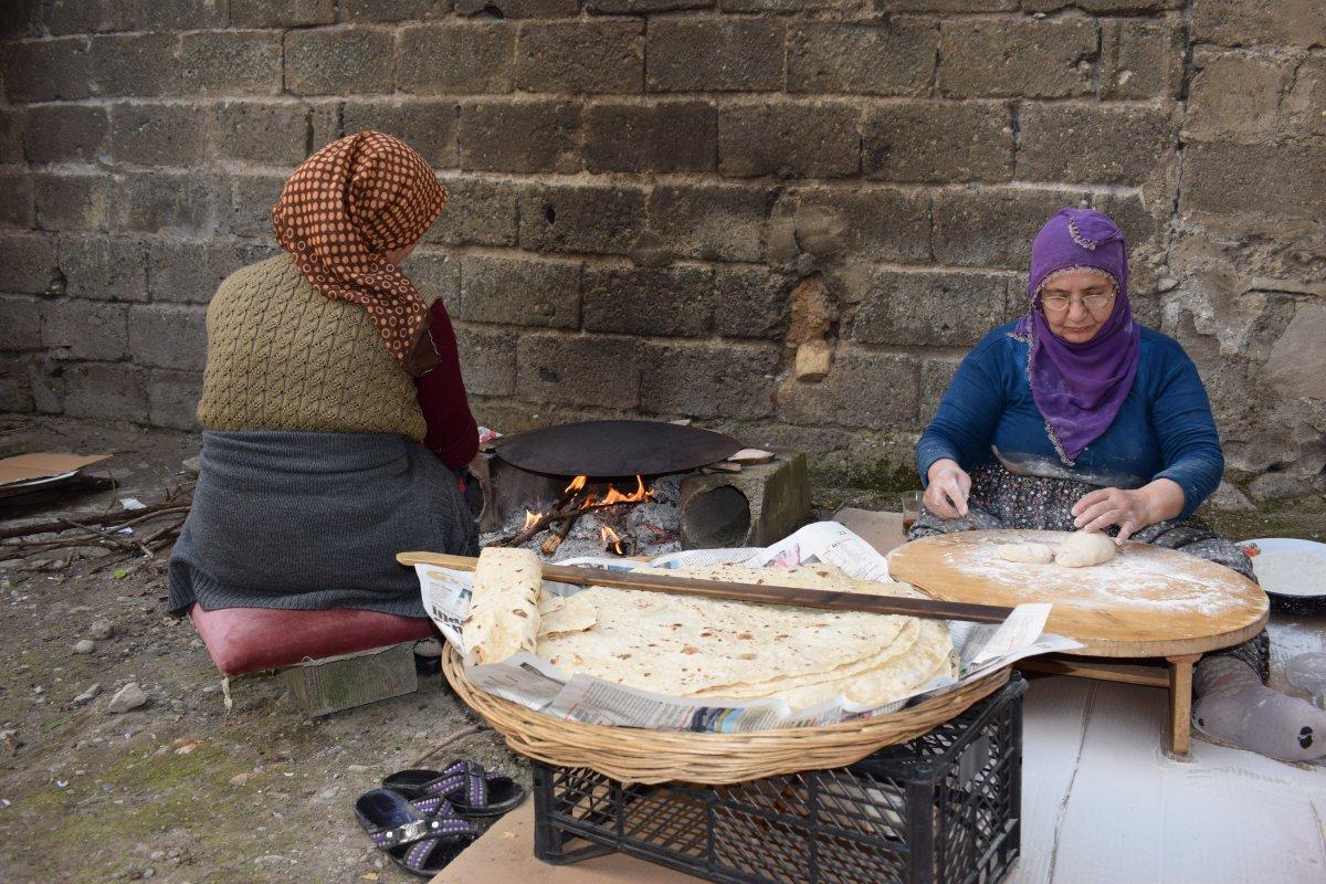 Evde sokağa çıkma yasağına hazırlandılar, ekmek pişirdiler