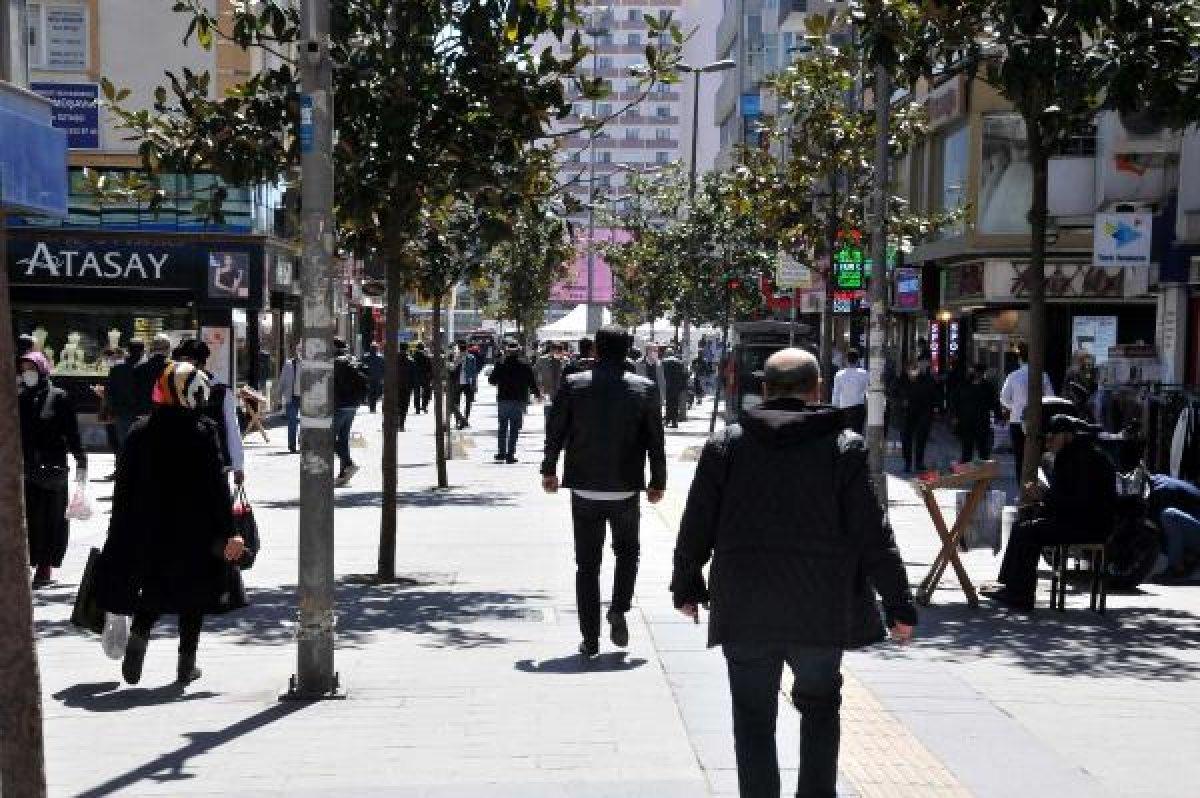 İstanbul sokaklarında dikkat çeken kalabalık