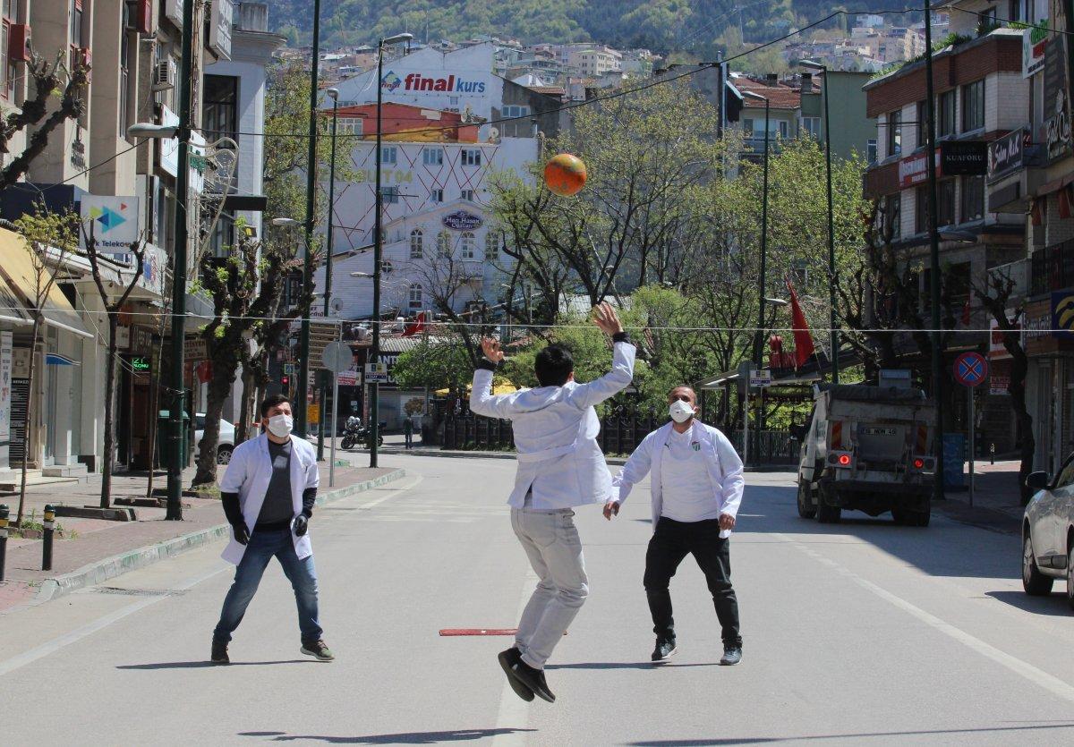 Canları sıkılan eczacılar ana yolda voleybol maçı yaptı