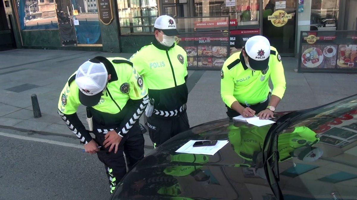Yasağa rağmen sokağa çıkan ehliyetsiz sürücüye ceza