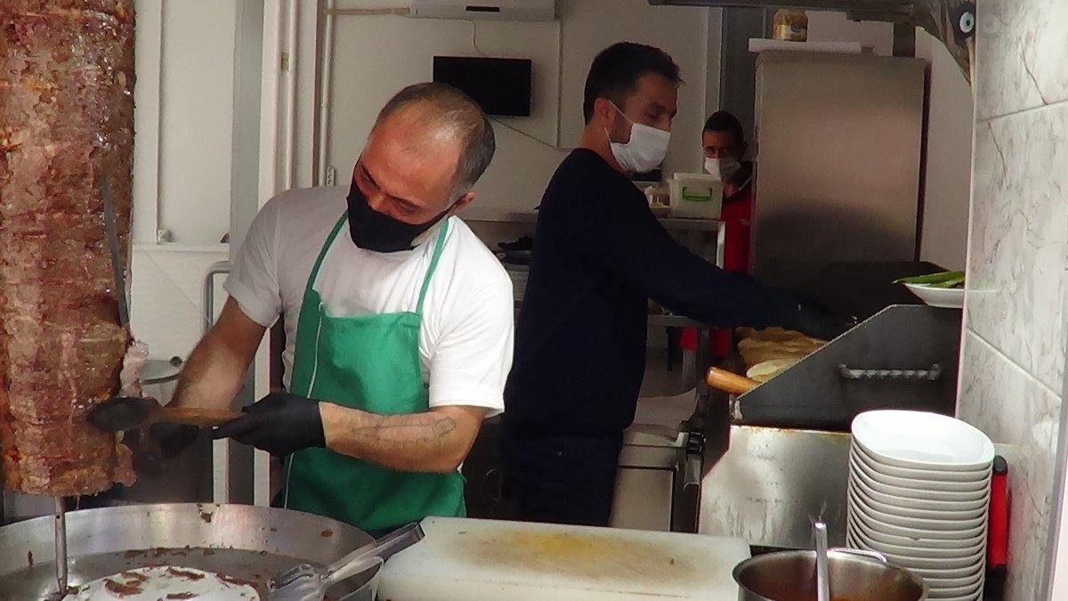 70 bin liralık veresiye defterini yaktı, 'Biz bize yeteriz' dedi.