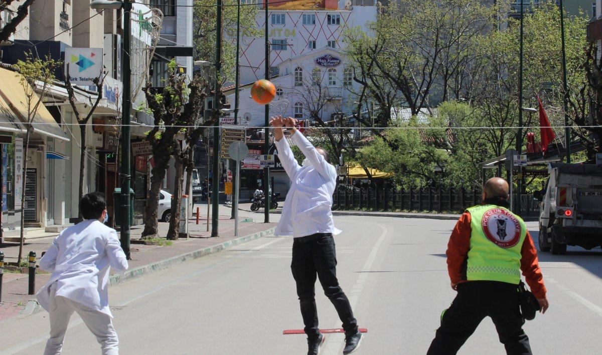 Canları sıkılan eczacılar ana yolda voleybol maçı yaptı