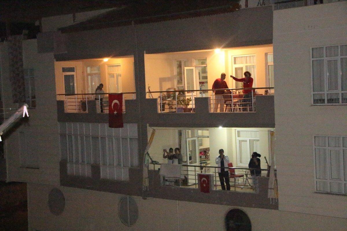 Müzik öğretmeni, mahalleliyi türkü ve marşlarla coşturdu