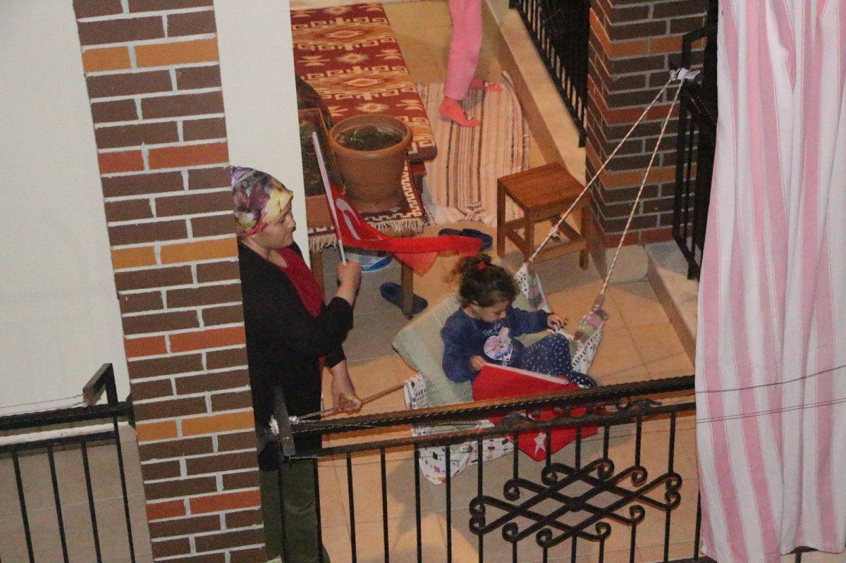 Müzik öğretmeni, mahalleliyi türkü ve marşlarla coşturdu