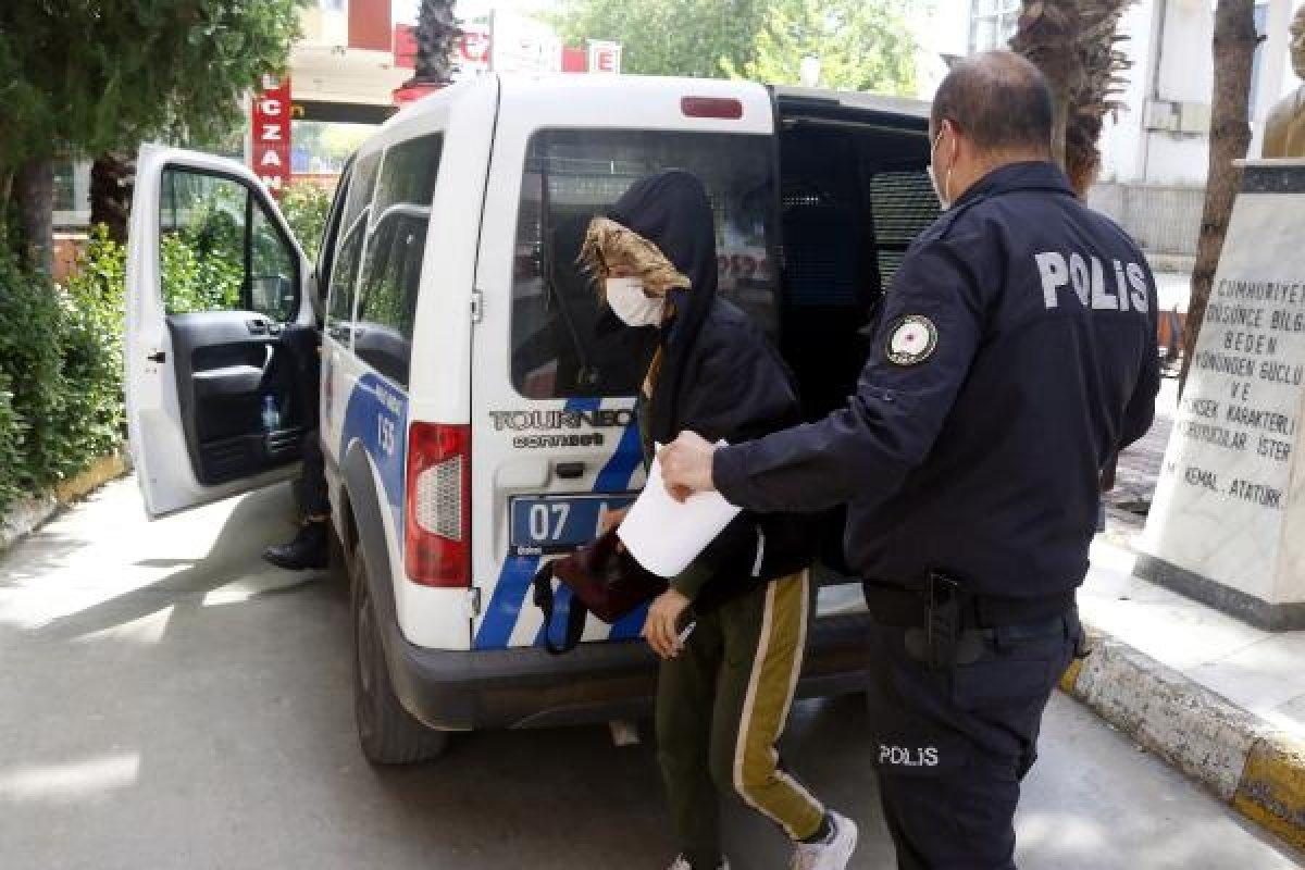 Boşanma aşamasındaki karısının boğazına bıçak dayadı