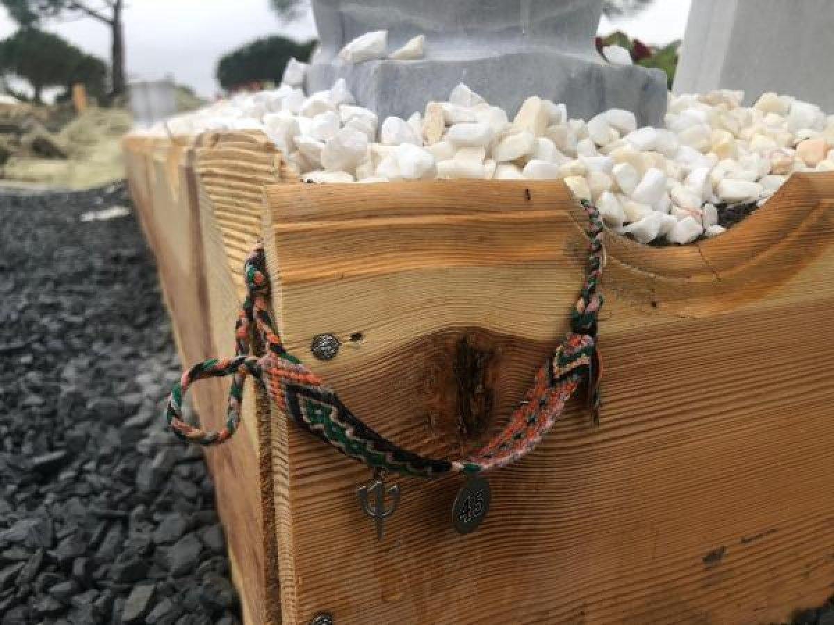 Ebru Şallı, oğlunun mezarında dua etti