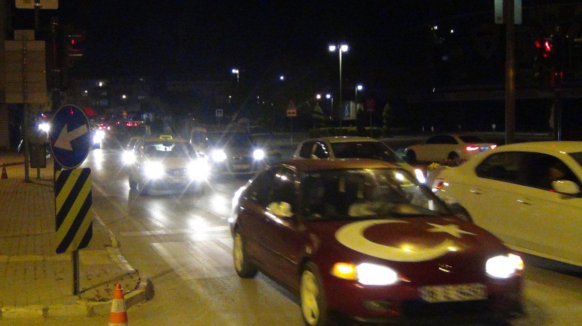 Yasak bitti, vatandaşlar sokağa döküldü