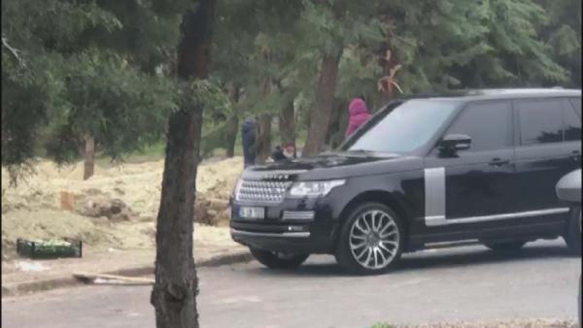 Ebru Şallı, oğlunun mezarında dua etti