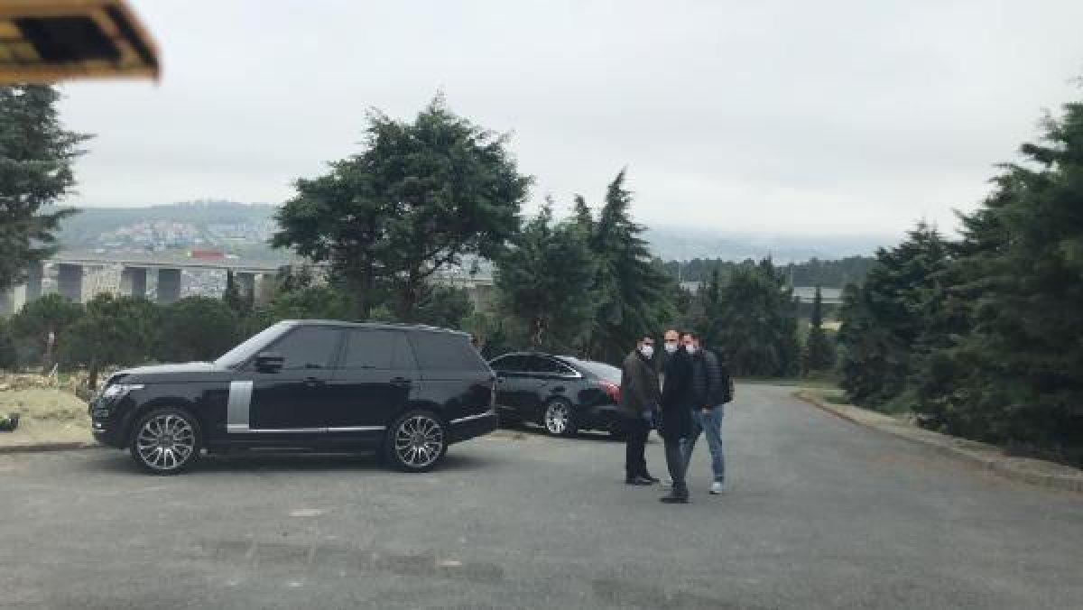 Ebru Şallı, oğlunun mezarında dua etti