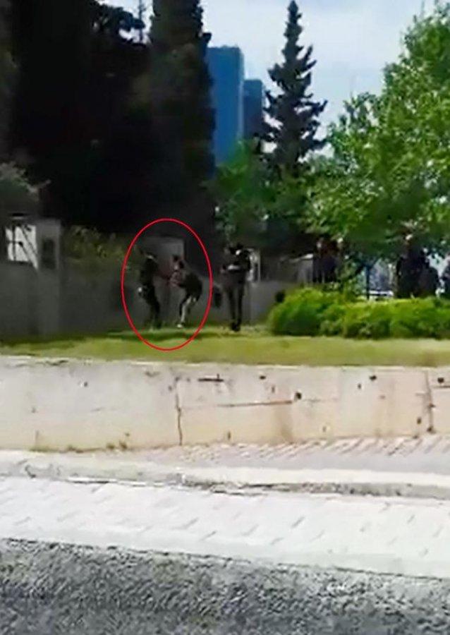 Boşanma aşamasındaki karısının boğazına bıçak dayadı