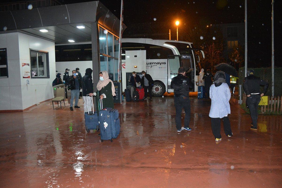 Almanya'dan gelen yolcular öğrenci yurduna yerleştirildi