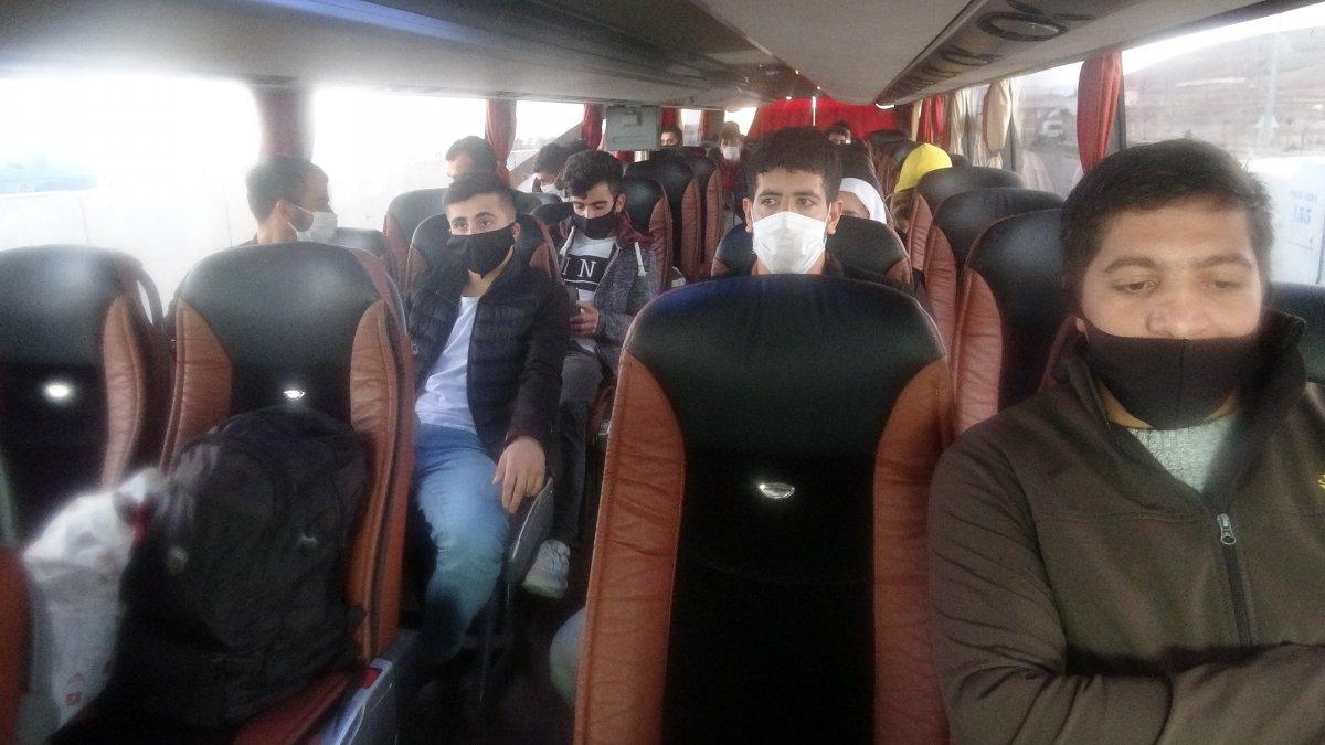 Sahte belgeyle seyahat eden 22 kişi Van'da yakalandı