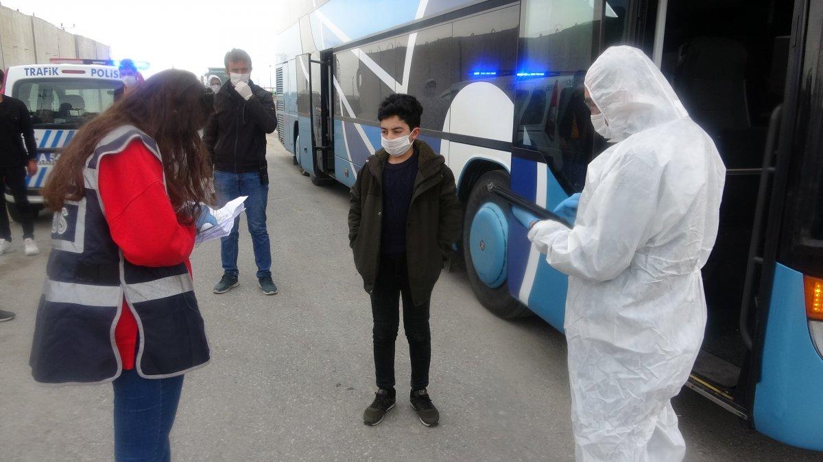 Sahte belgeyle seyahat eden 22 kişi Van'da yakalandı