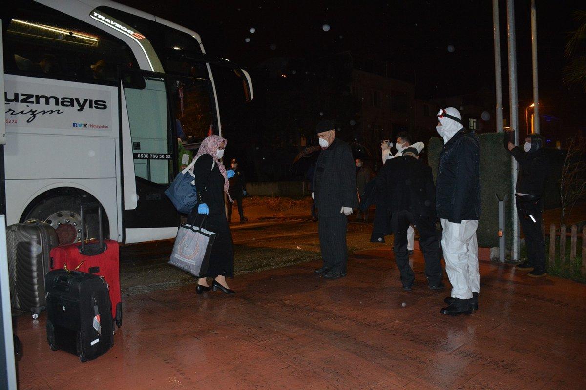 Almanya'dan gelen yolcular öğrenci yurduna yerleştirildi