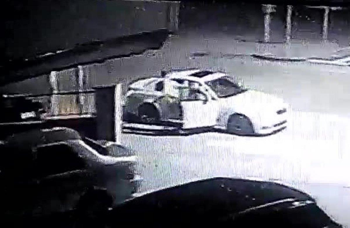 Otomobildeki kız arkadaşına şiddet uyguladı