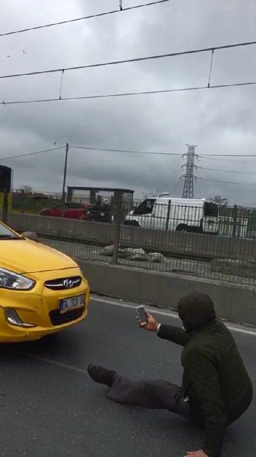 Takside gelinini gördü, aracın önüne yattı