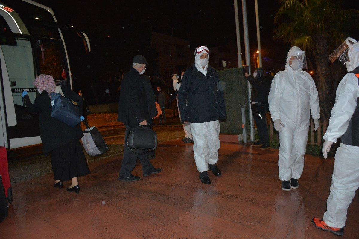 Almanya'dan gelen yolcular öğrenci yurduna yerleştirildi