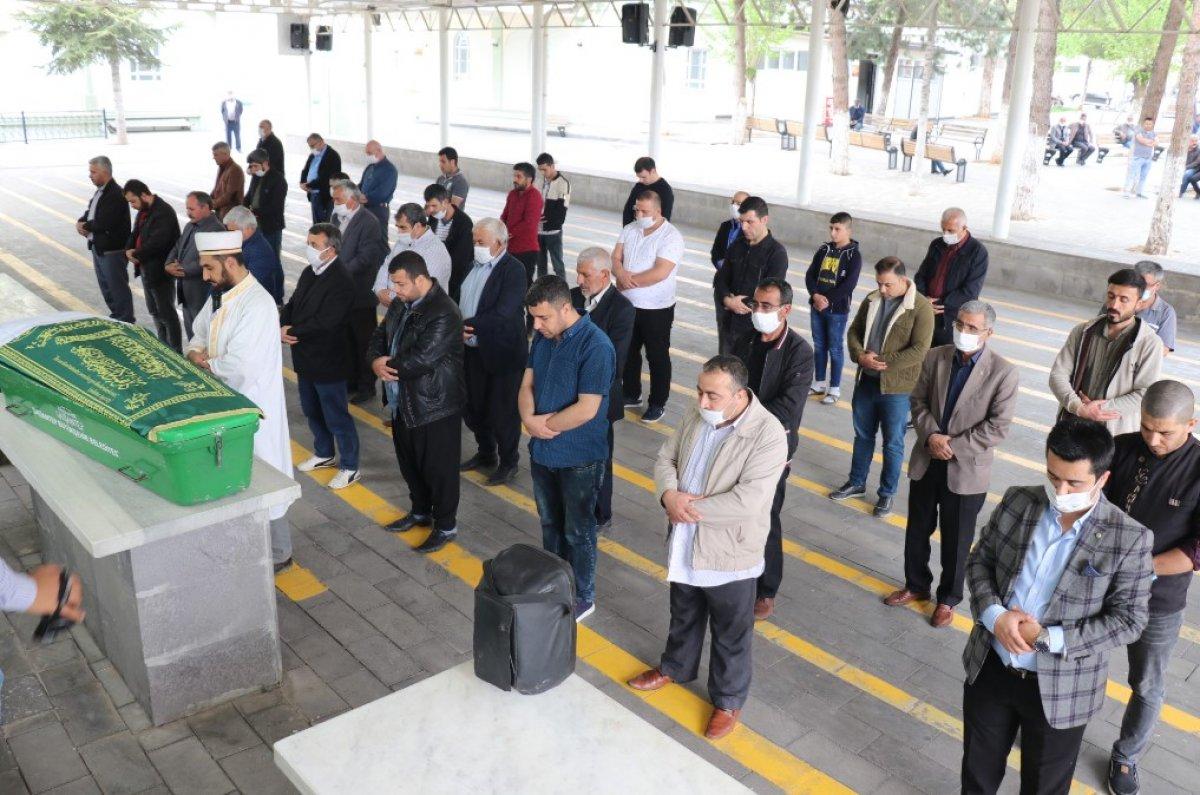 Babasının öldürdüğü Ceylan, toprağa verildi