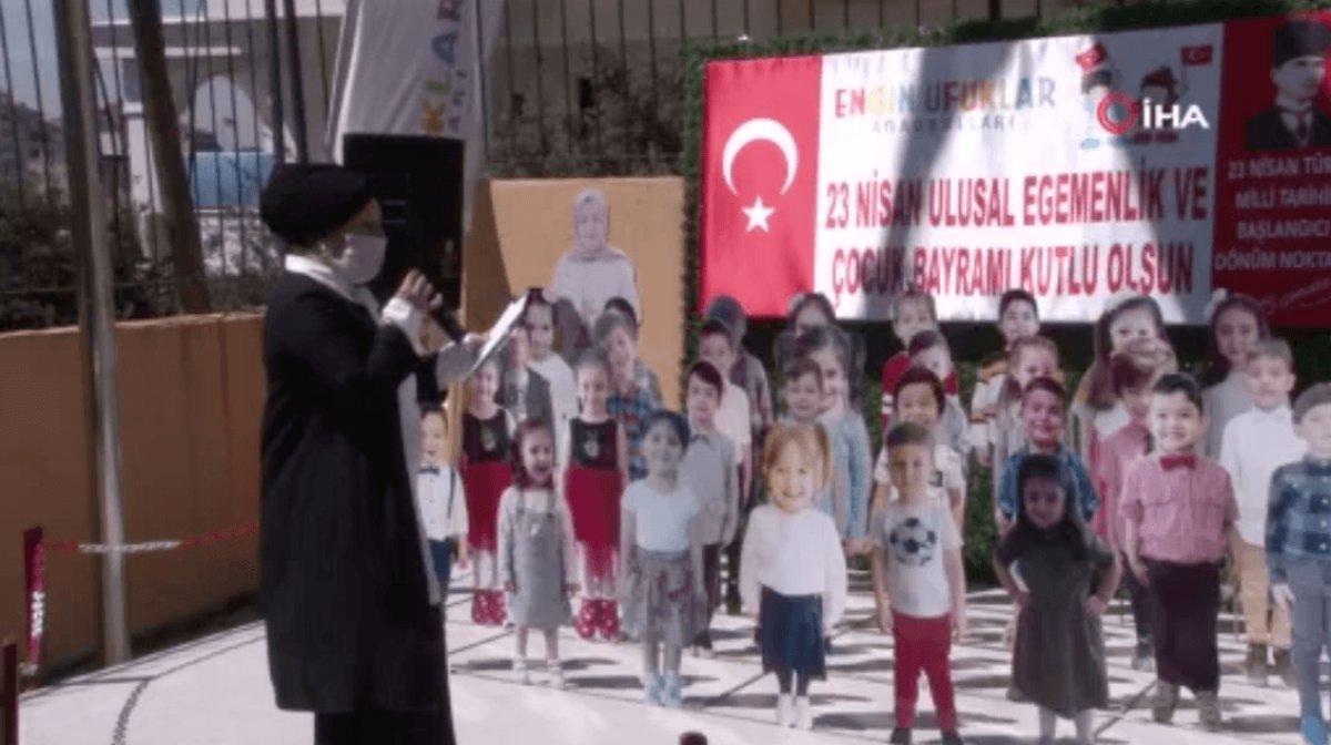 Öğrencilerin maketleriyle okul bahçesinde 23 Nisan kutlaması