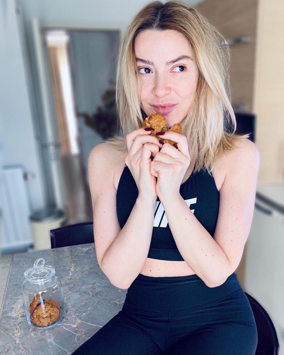 Hadise'den makyajsız paylaşım