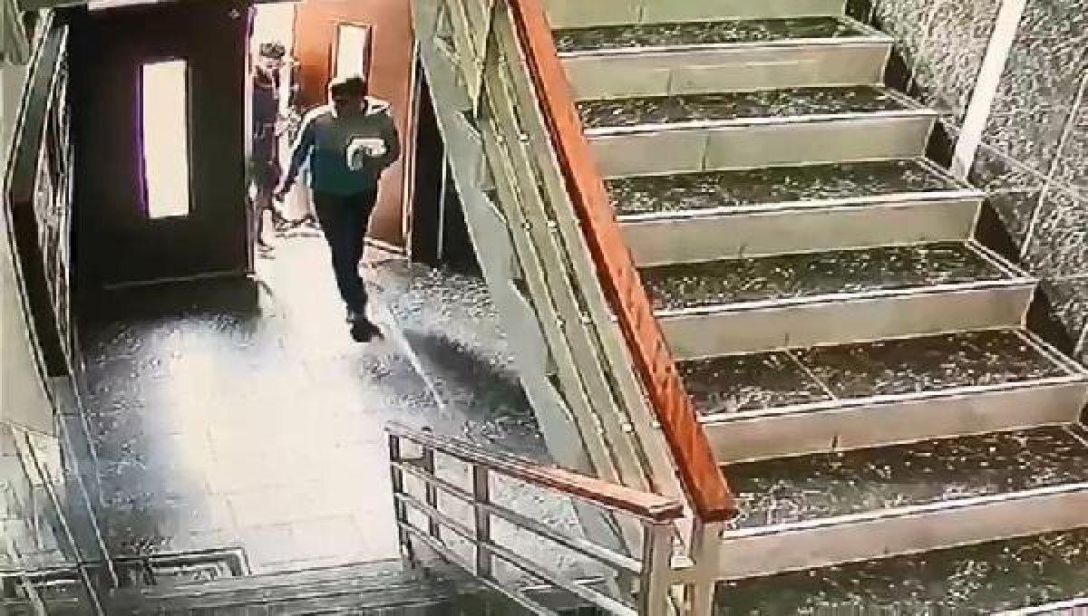 İstanbul'da bir evden telefon, kapı önünden araç çalındı