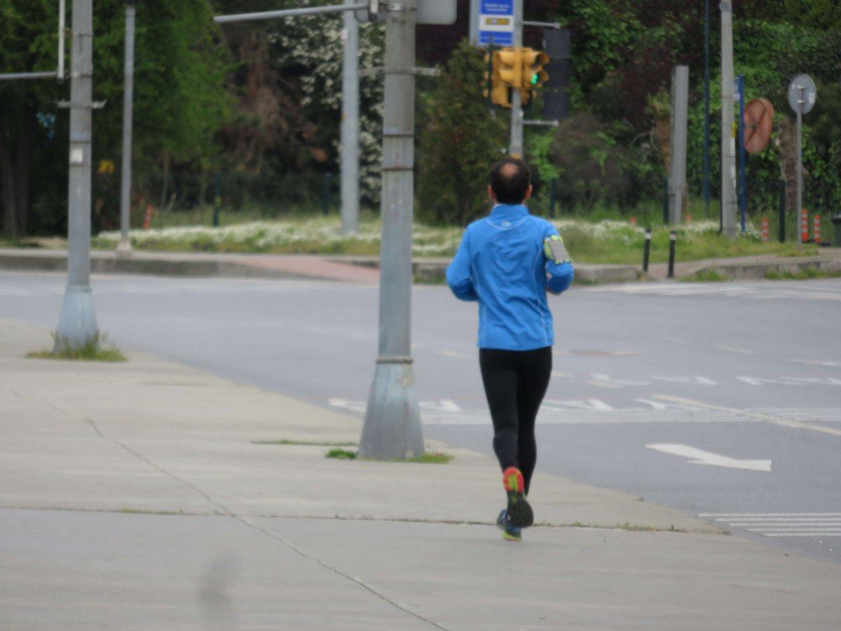 Caddebostan sahilde yasağa rağmen sabah sporuna çıktılar
