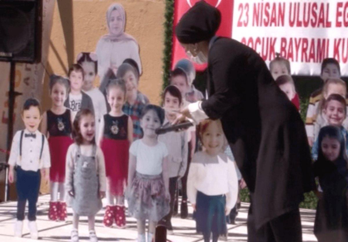 Öğrencilerin maketleriyle okul bahçesinde 23 Nisan kutlaması