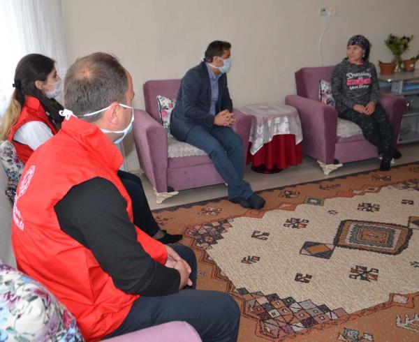 Babasından şiddet gören annesi için yardım istedi