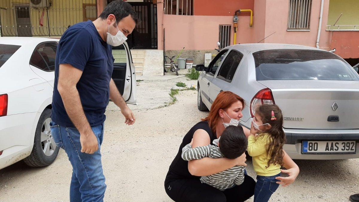 Sağlıkçı anne ve baba, çocuklarına gözyaşlarıyla kavuştu
