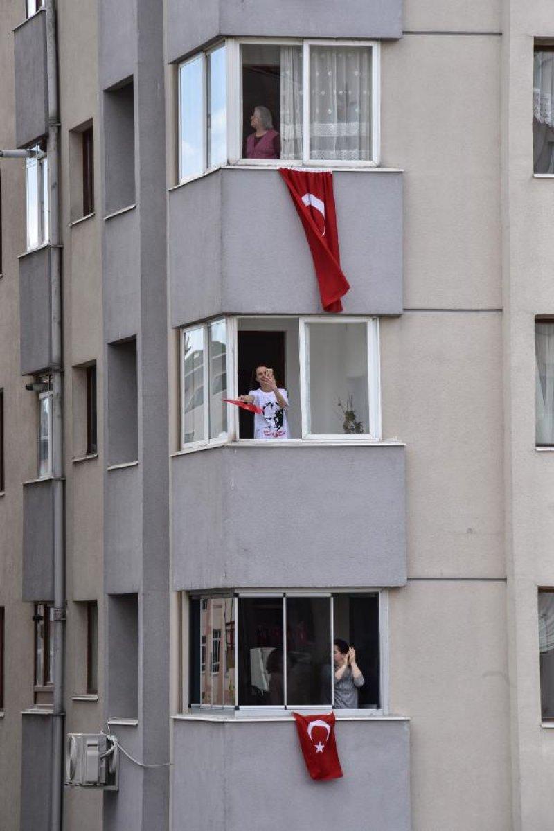 DJ evinin balkonundan çocuklar ve komşuları için çaldı