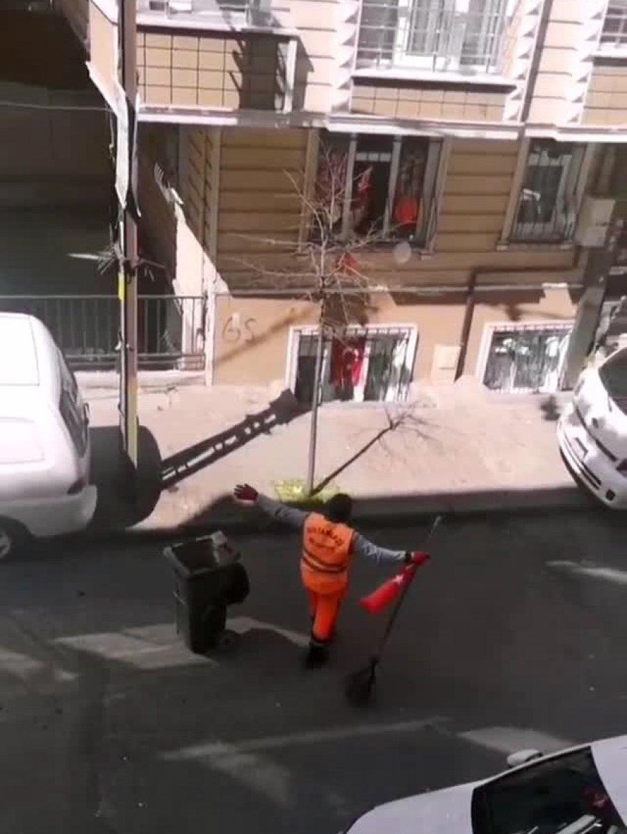 Temizlik işçisi, Türk bayrağıyla oynayıp 23 Nisan’ı kutladı