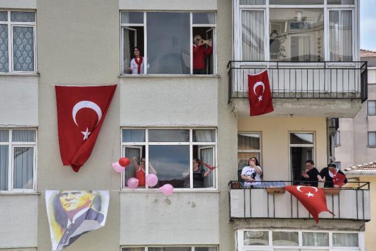 DJ evinin balkonundan çocuklar ve komşuları için çaldı