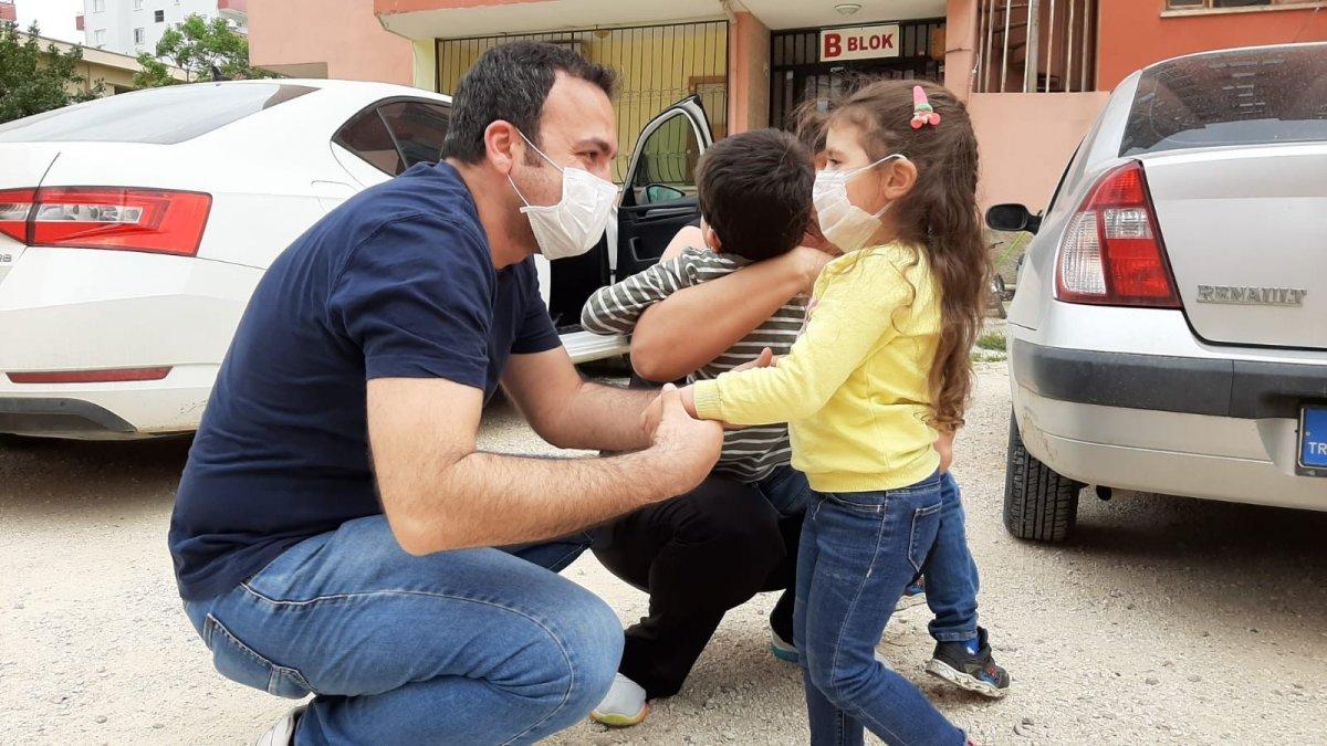 Sağlıkçı anne ve baba, çocuklarına gözyaşlarıyla kavuştu