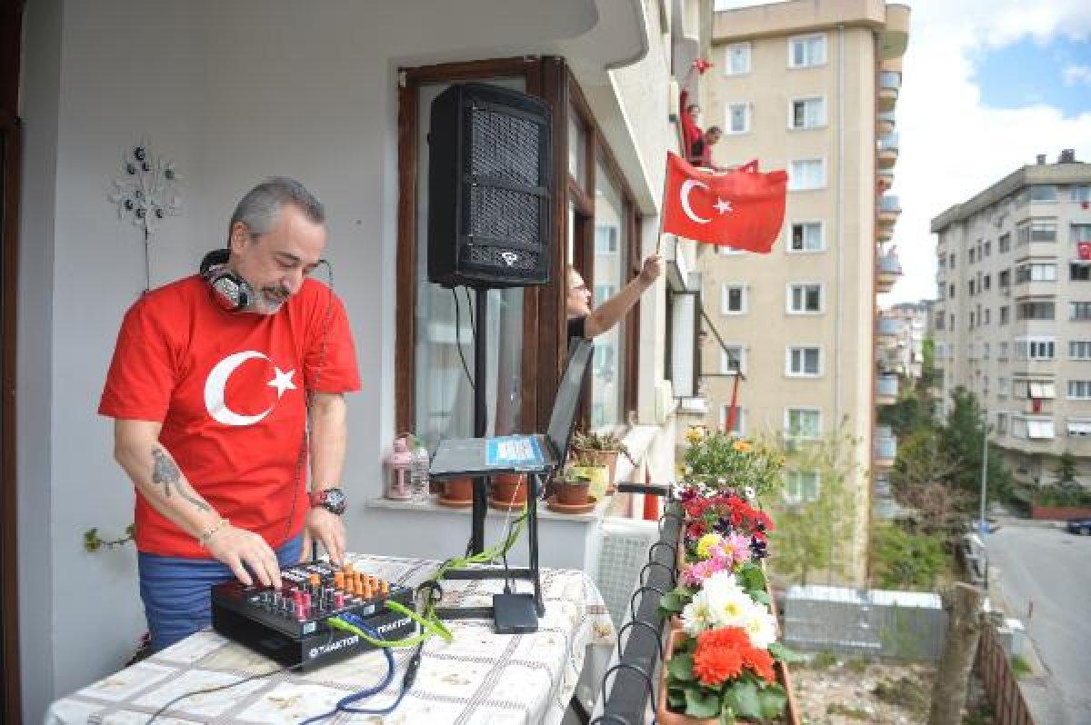 DJ evinin balkonundan çocuklar ve komşuları için çaldı