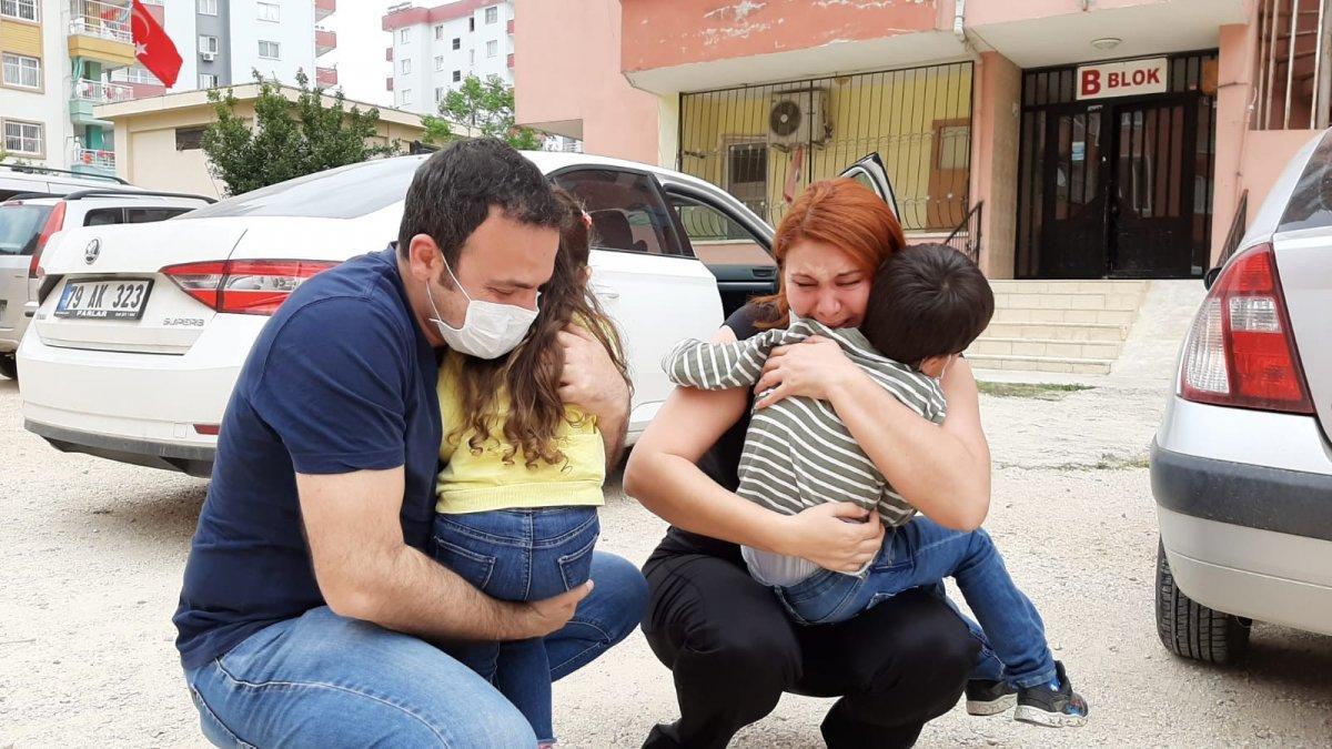 Sağlıkçı anne ve baba, çocuklarına gözyaşlarıyla kavuştu