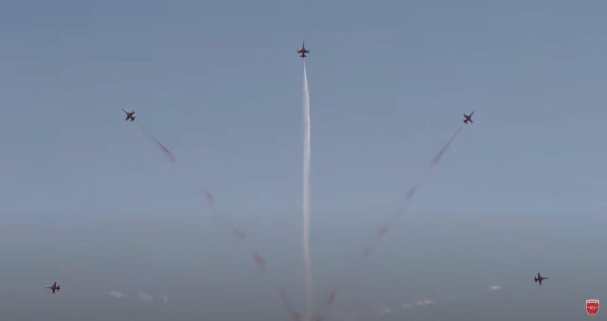 Türk Yıldızları evden çıkamayan çocuklar için uçtu