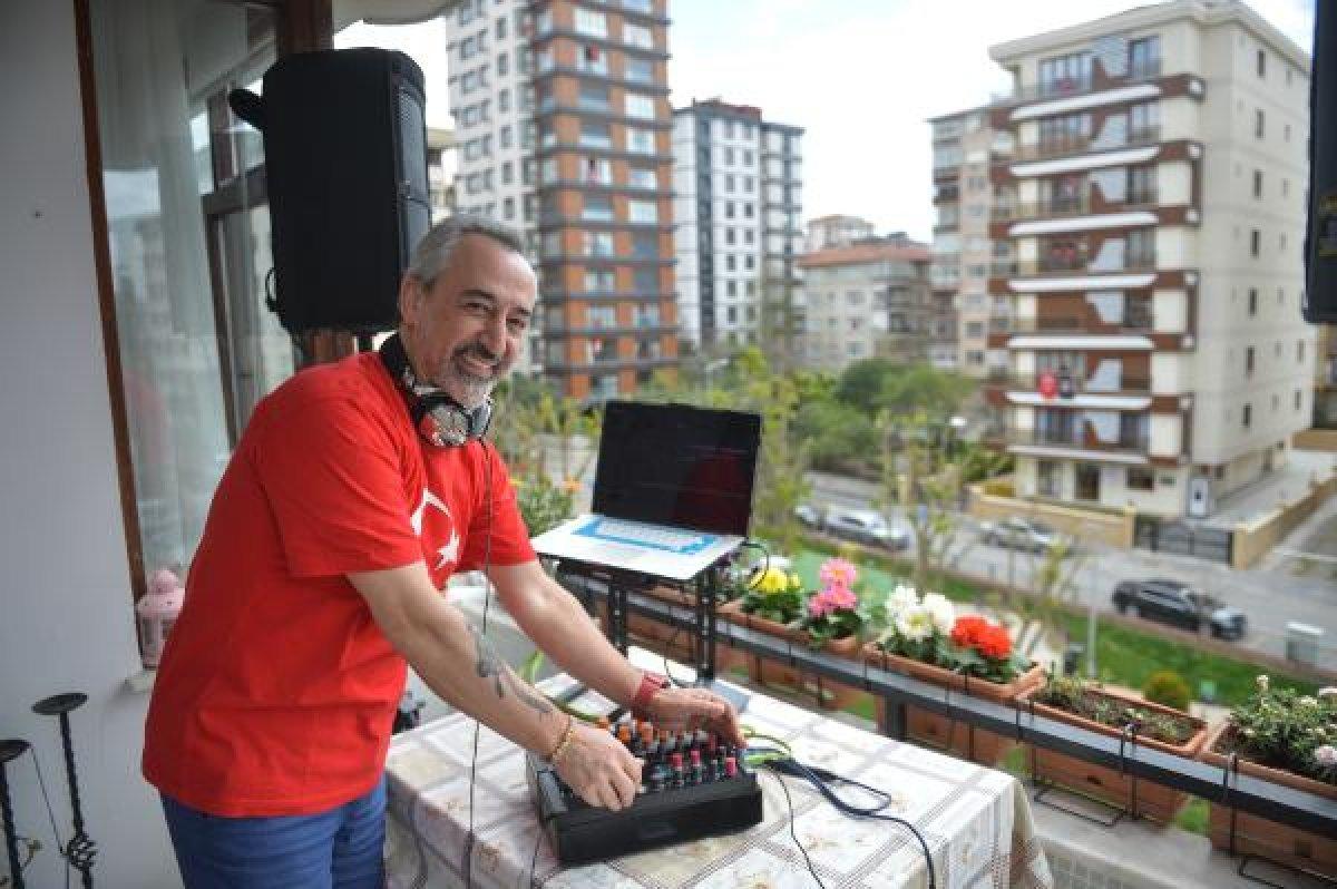 DJ evinin balkonundan çocuklar ve komşuları için çaldı