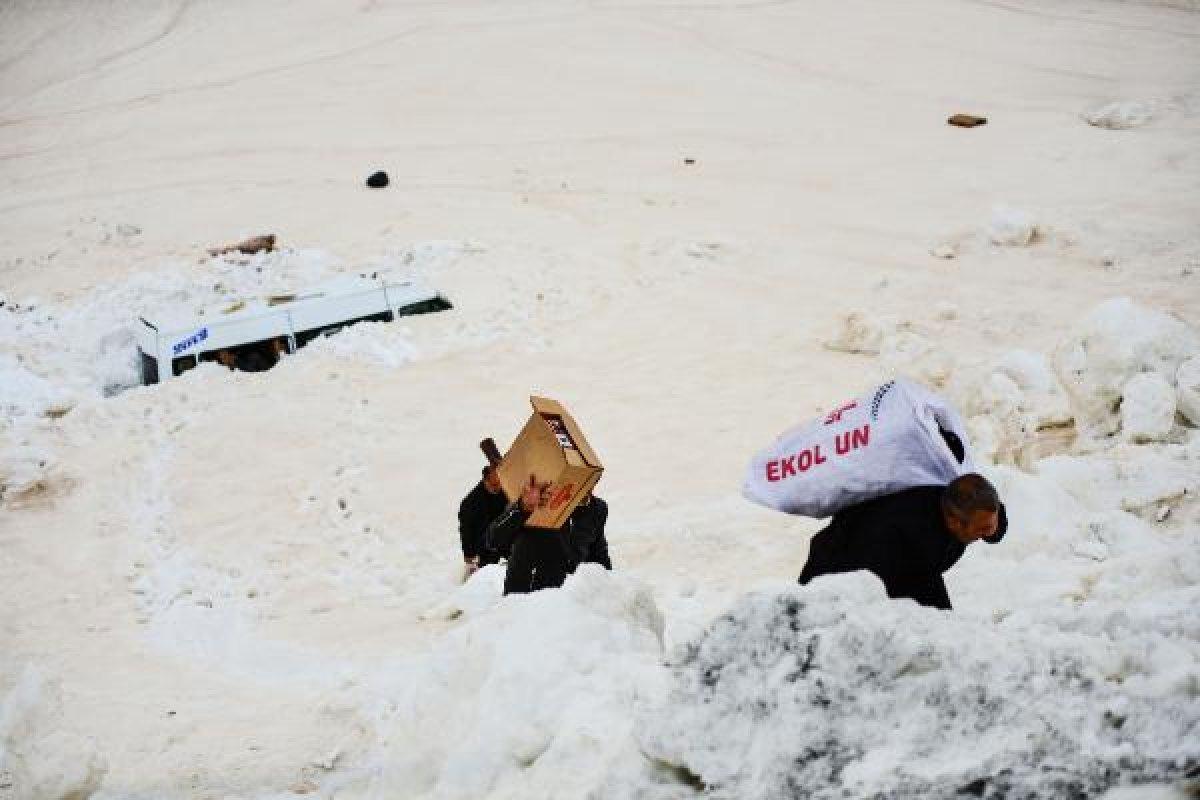 Van'da çığın altında kalan minibüse 3 ay sonra ulaşıldı