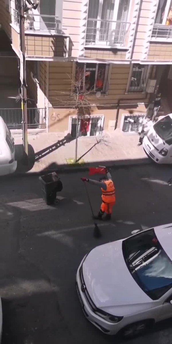 Temizlik işçisi, Türk bayrağıyla oynayıp 23 Nisan’ı kutladı
