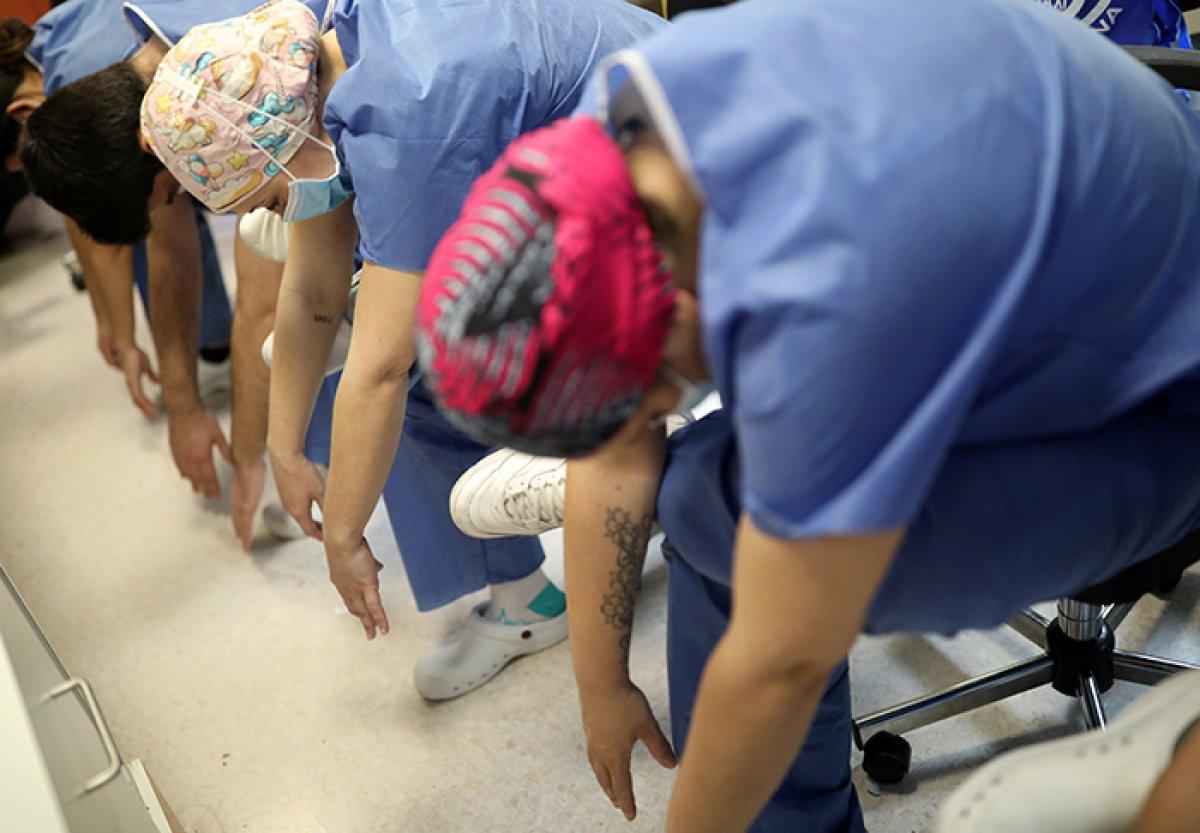 İspanyol sağlıkçılardan hastanede yoga